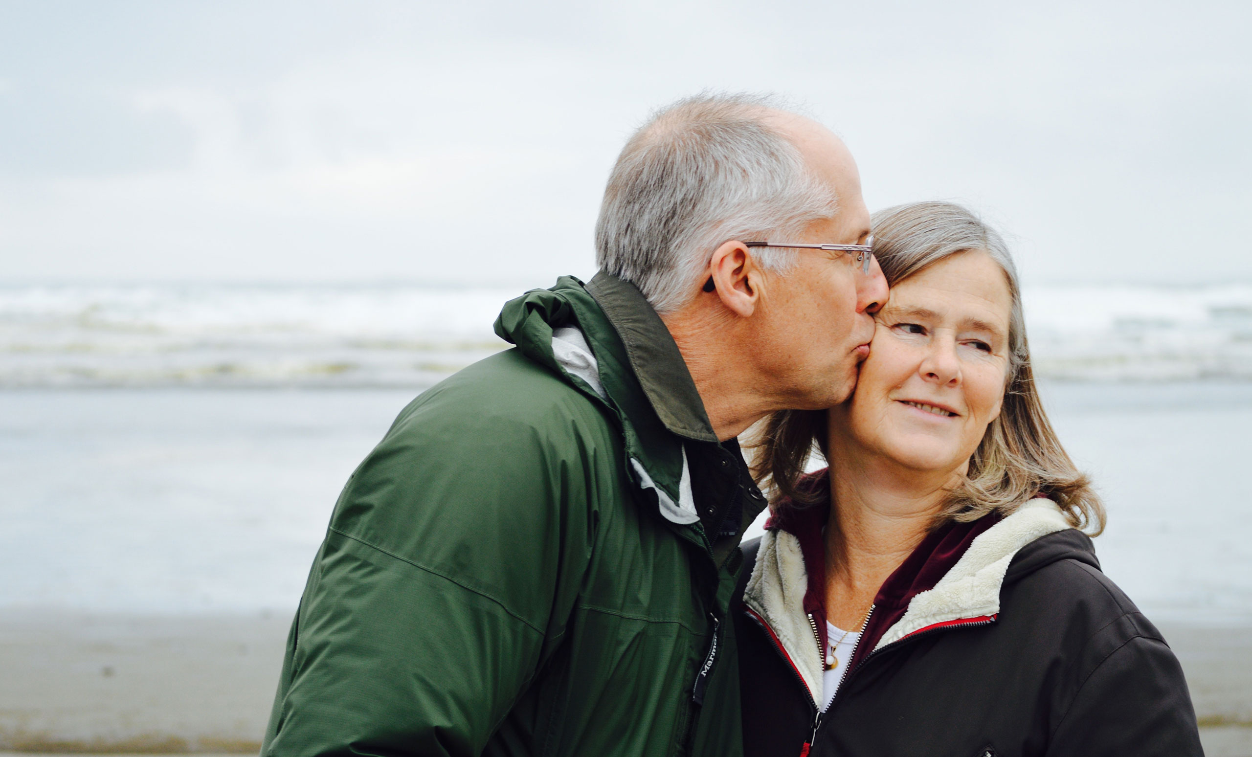 Couple Kissing on Beach - Dra Gioiella Vilela Couple Kissing on Beach